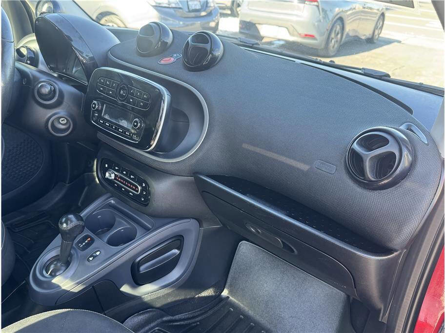 Used 2017 smart fortwo passion image 18