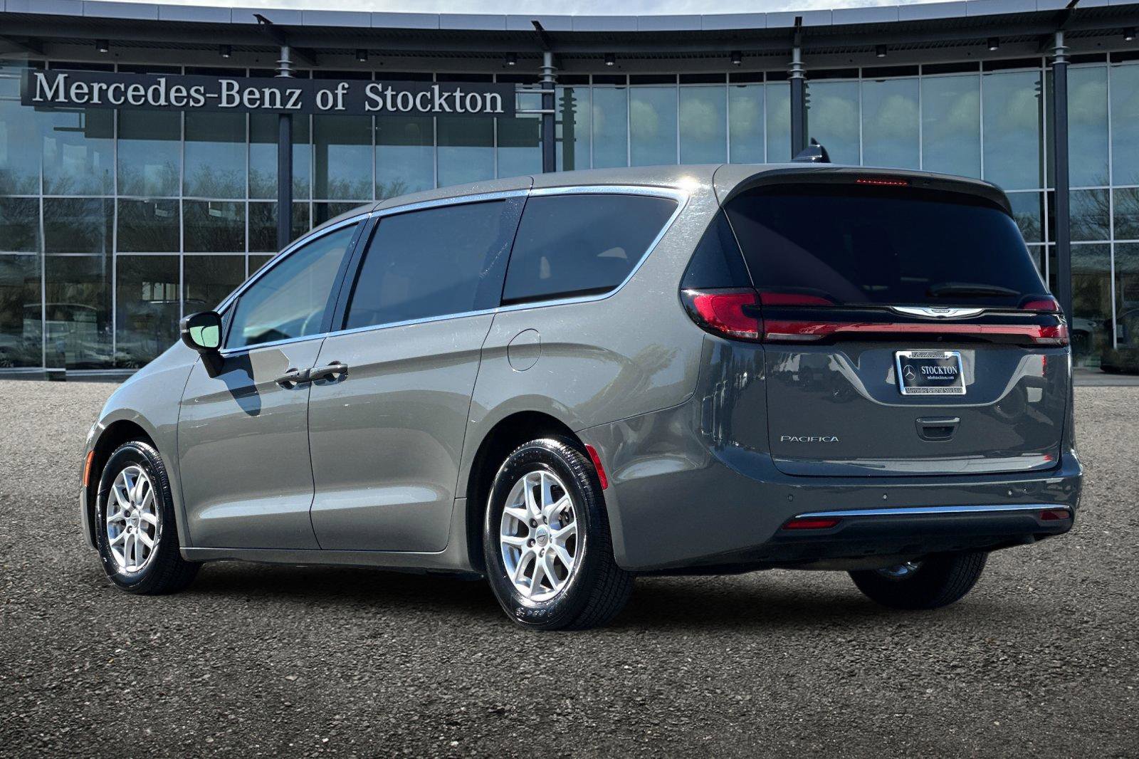 Used 2023 Chrysler Pacifica Touring-L image 6