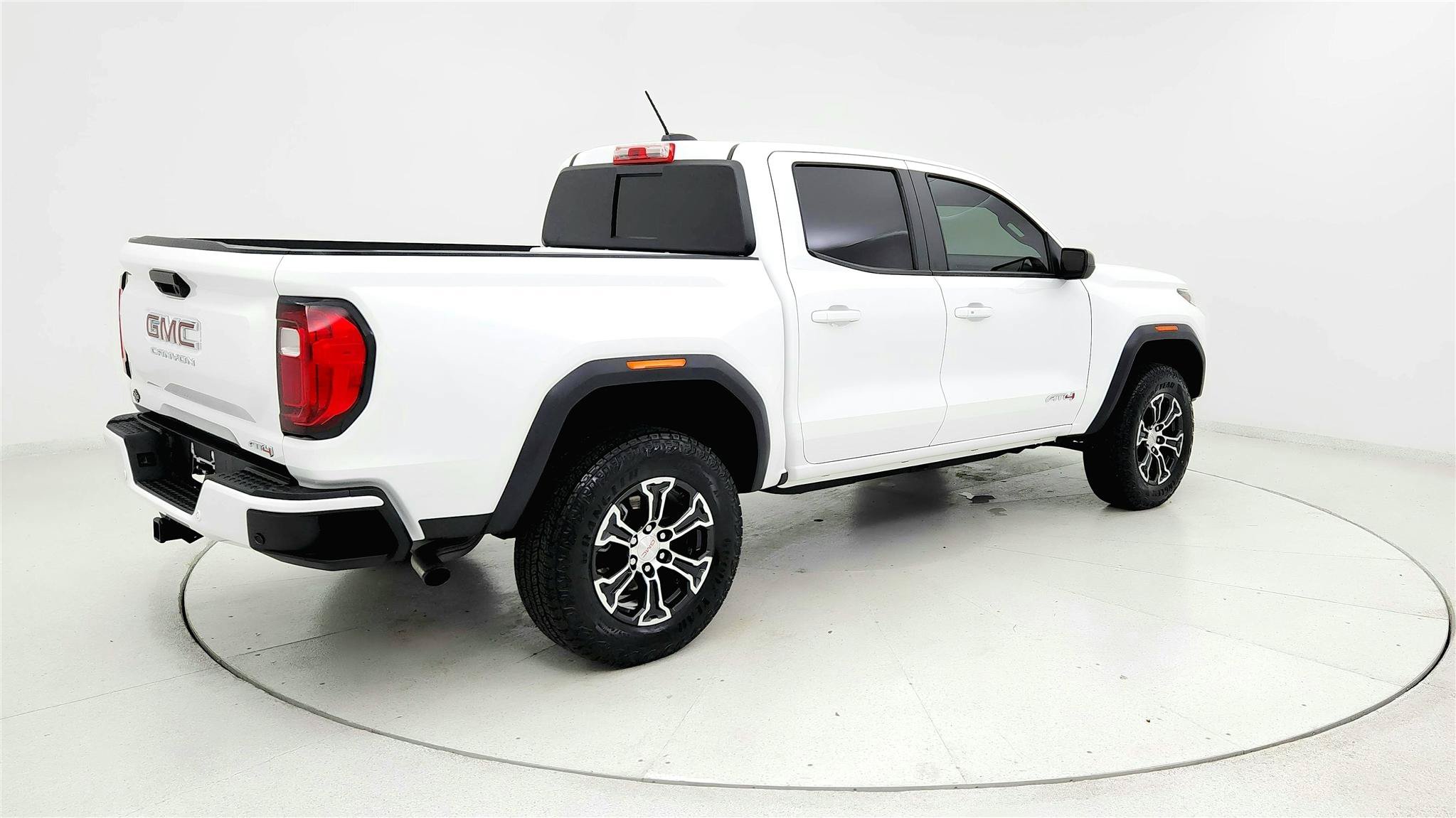Used 2024 GMC Canyon AT4 w/ AT4 Premium Package AWD/4WD image 5