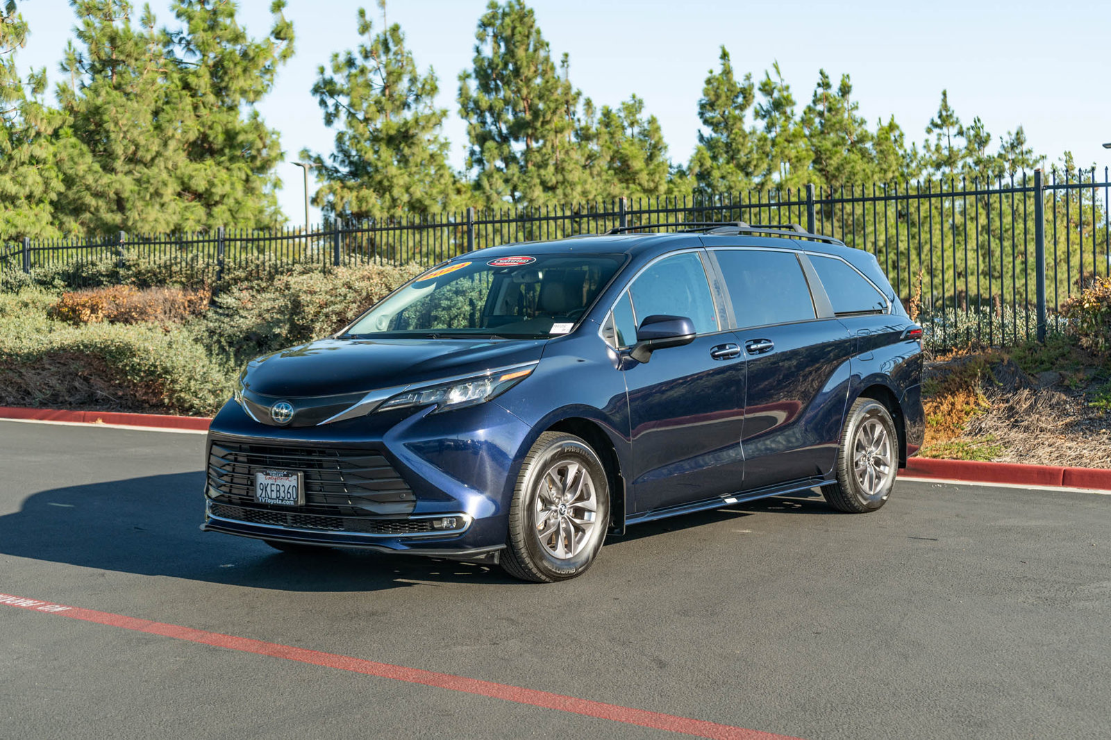 Certified 2024 Toyota Sienna XLE w/ XLE Plus Package FWD image 3