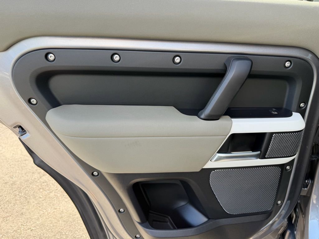 Used 2020 Land Rover Defender 110 SE image 27