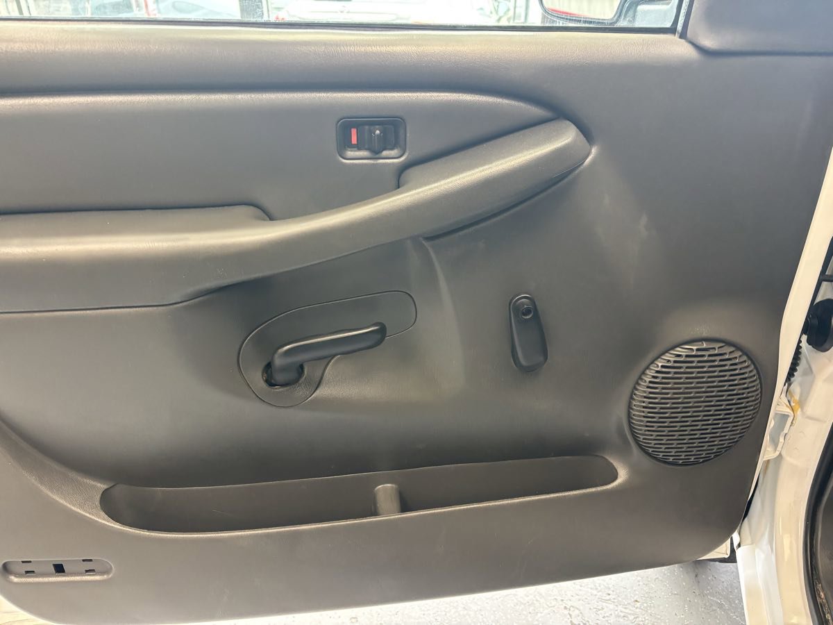 Used 2004 Chevrolet Silverado 2500 W/T RWD image 17