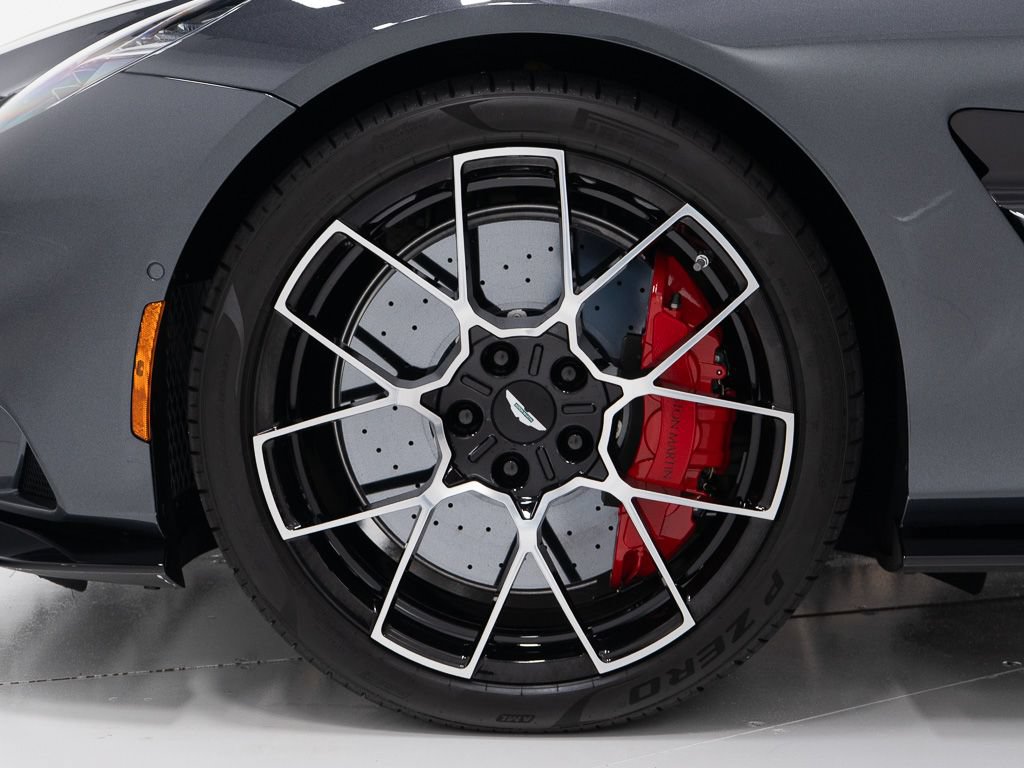 Used 2025 Aston Martin Vanquish RWD image 33
