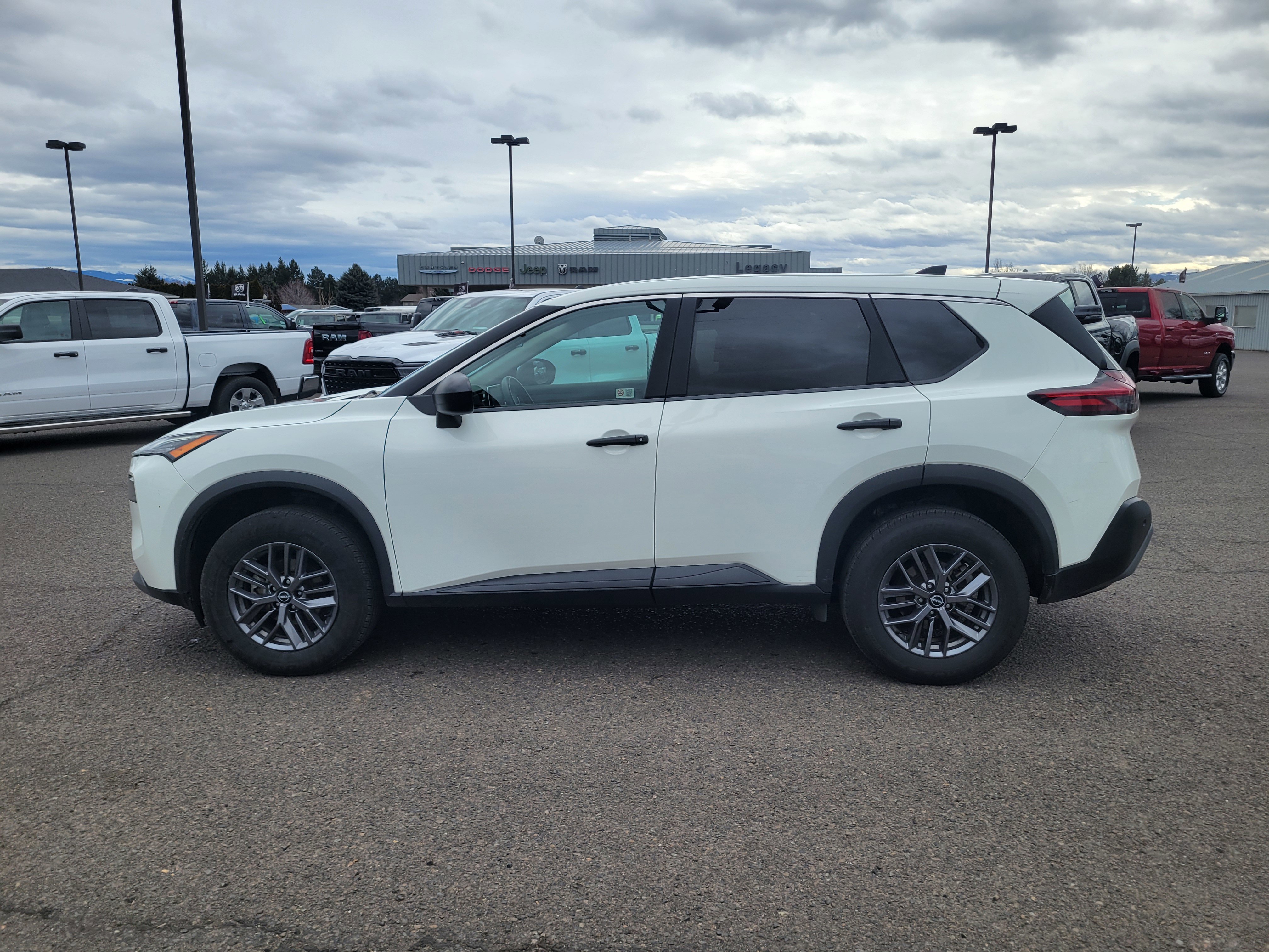 Used 2023 Nissan Rogue S AWD/4WD image 13