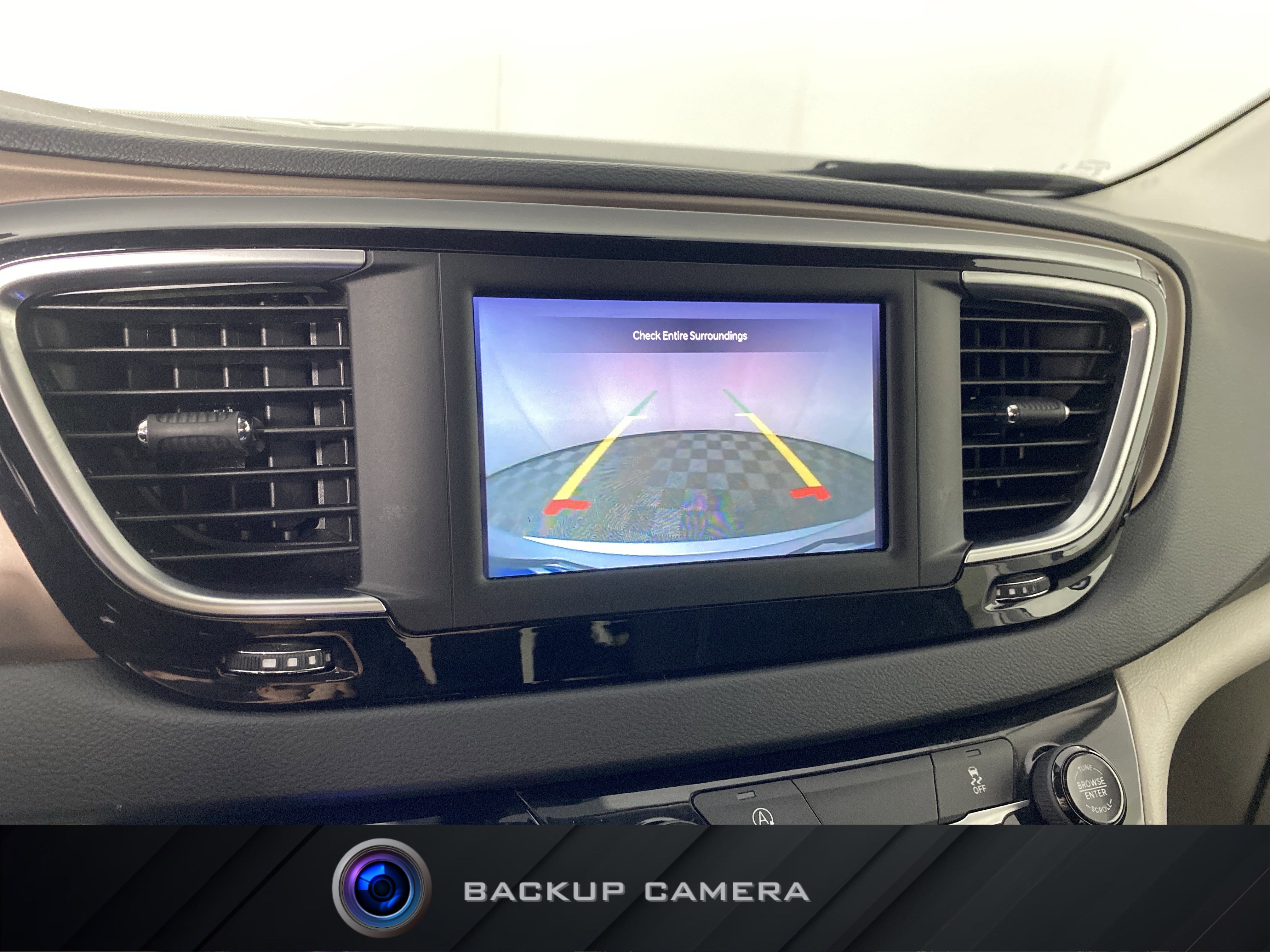 Used 2023 Chrysler Voyager LX image 4