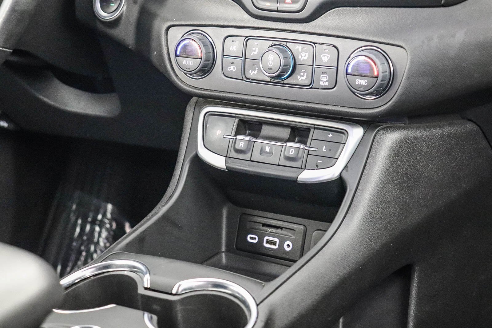 Used 2024 GMC Terrain SLT image 13