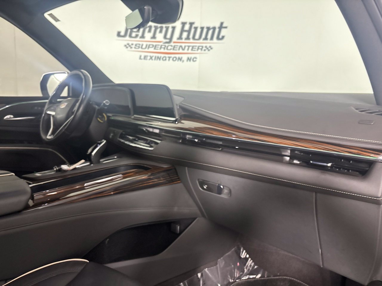 Used 2024 Cadillac Escalade ESV Premium Luxury AWD/4WD image 45
