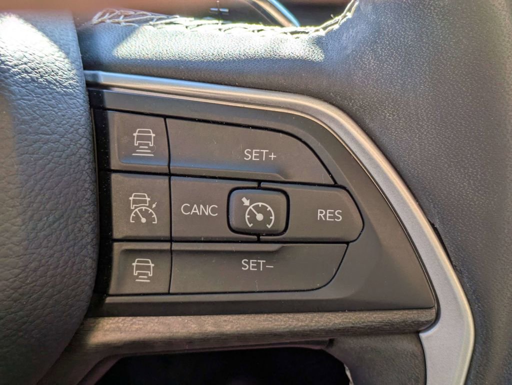 Used 2023 Jeep Grand Cherokee Limited w/ Black Appearance Package image 24