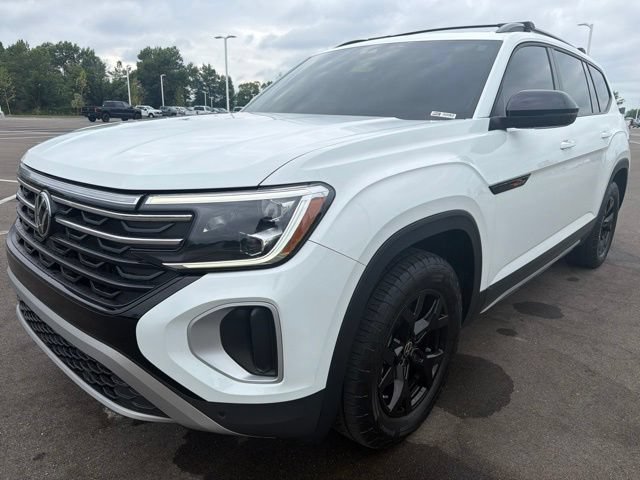 Used 2024 Volkswagen Atlas Peak Edition SE AWD/4WD image 2