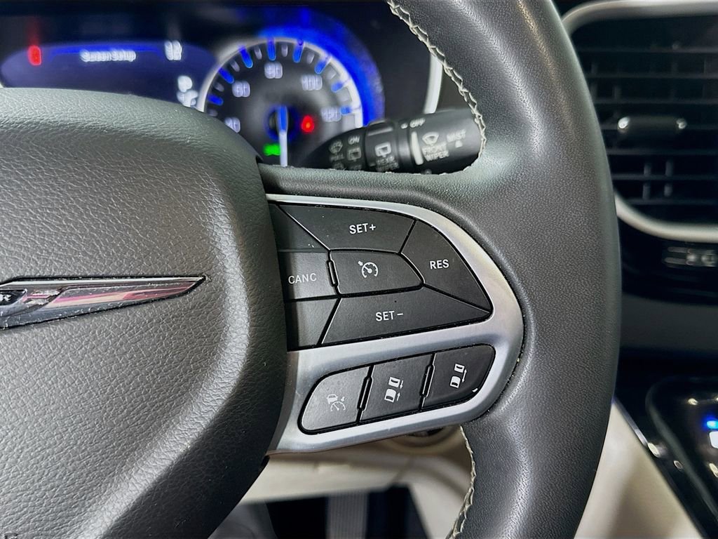 Used 2023 Chrysler Pacifica Touring-L image 25