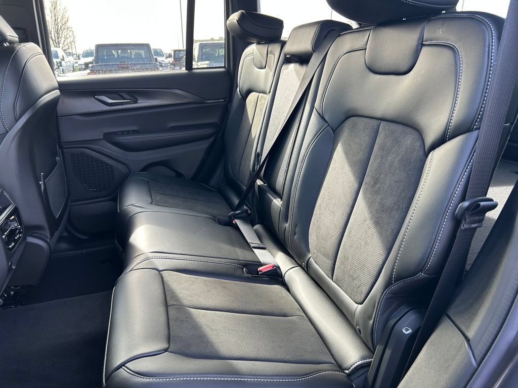 New 2025 Jeep Grand Cherokee Altitude AWD/4WD image 21