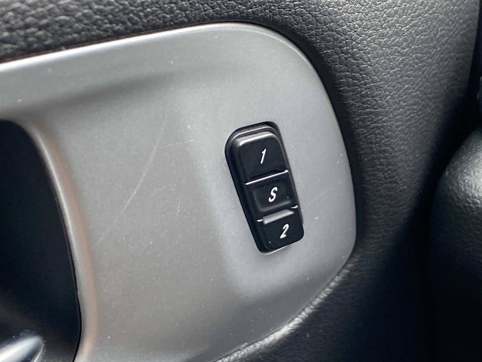 Used 2025 Chrysler Pacifica Limited FWD image 32