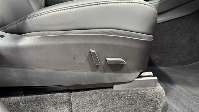 Used 2023 Tesla Model Y Long Range AWD/4WD image 13