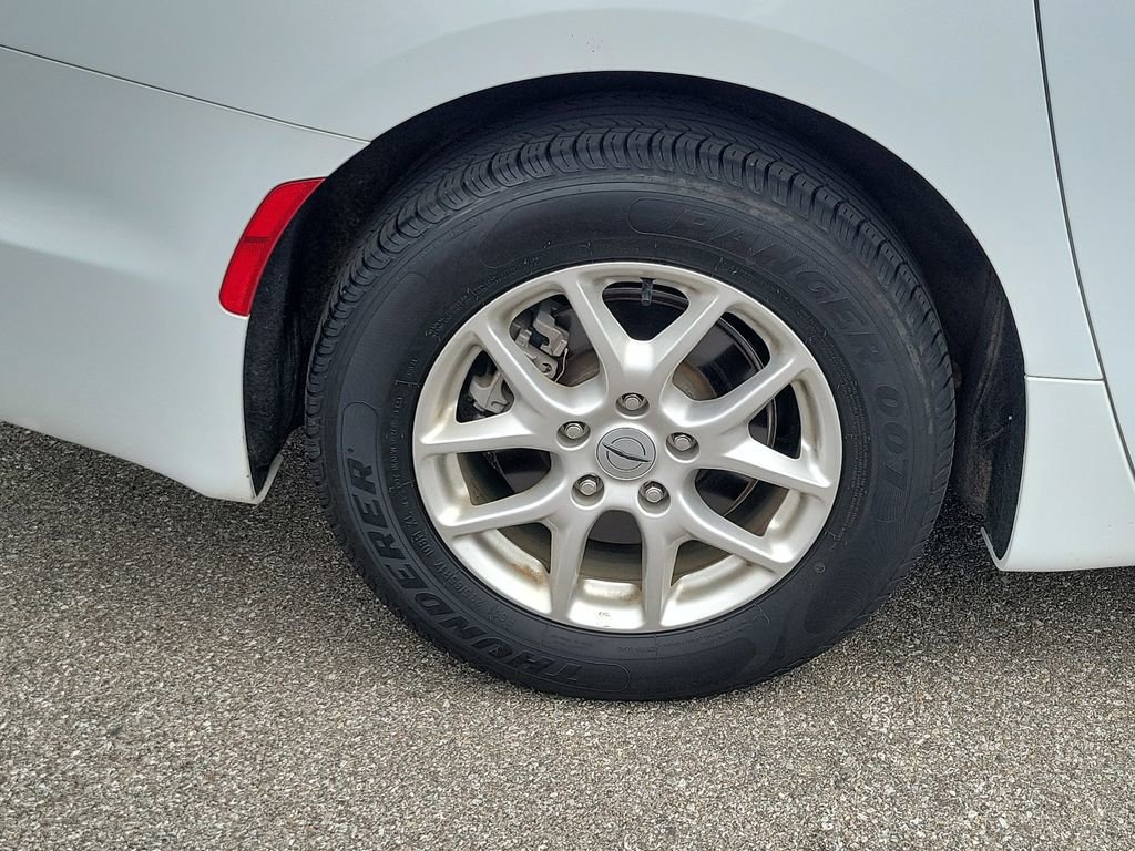 Used 2024 Chrysler Pacifica Touring-L FWD image 6