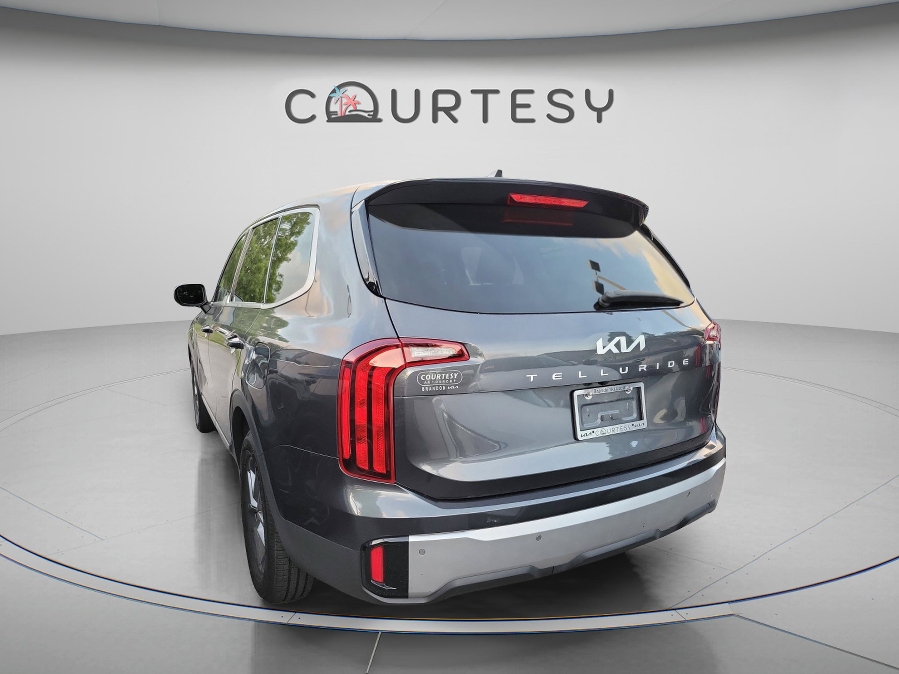 Used 2023 Kia Telluride LX FWD image 3