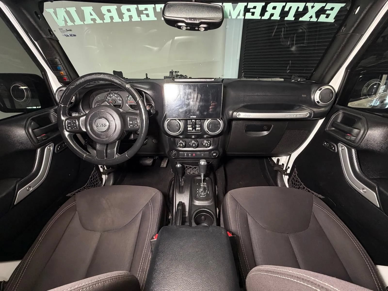 Used 2015 Jeep Wrangler Unlimited Rubicon w/ Connectivity Group AWD/4WD image 21