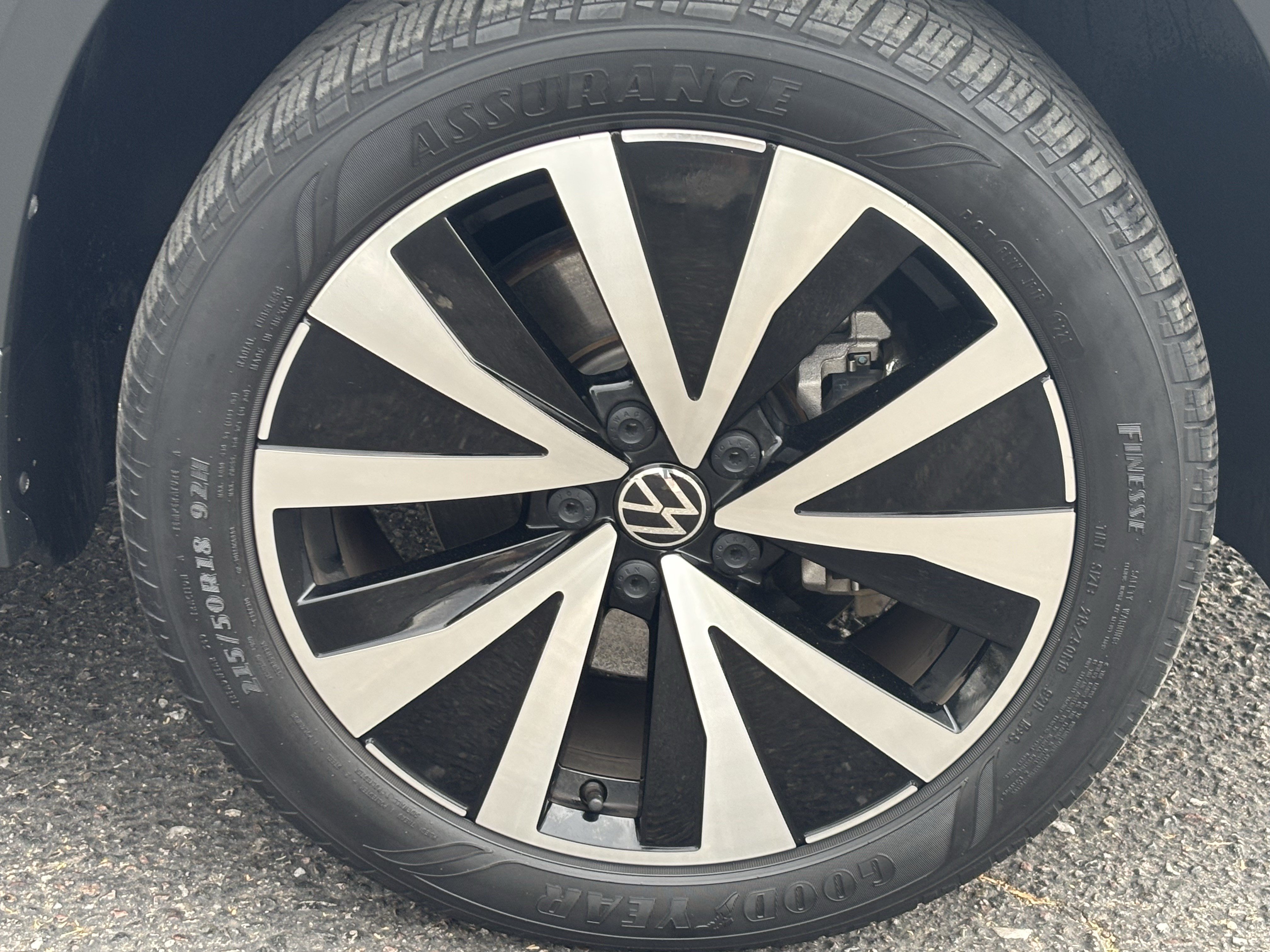 New 2026 Volkswagen Taos SE FWD image 8