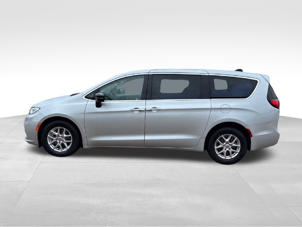 Used 2024 Chrysler Pacifica Touring-L FWD image 2