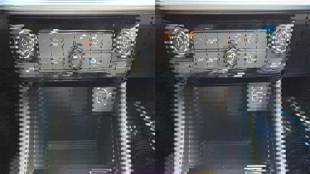 Used 2025 Jeep Compass Sport image 19