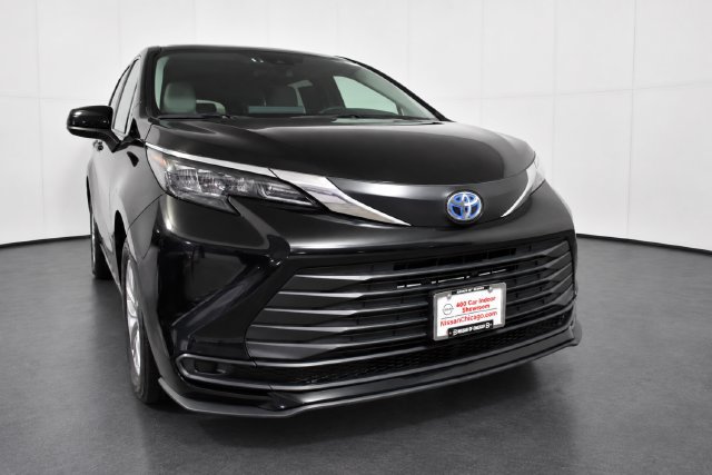 Used 2025 Toyota Sienna LE FWD image 3