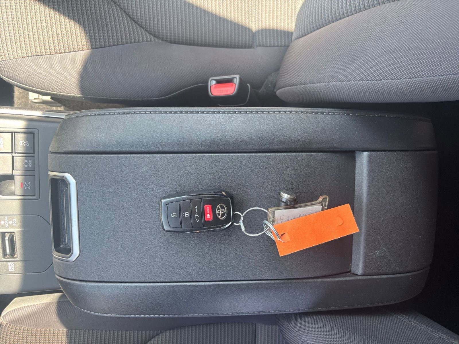 Used 2025 Toyota Highlander LE FWD image 22
