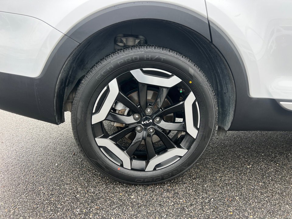 Used 2023 Kia Telluride EX w/ EX Captain's Chair Package image 23