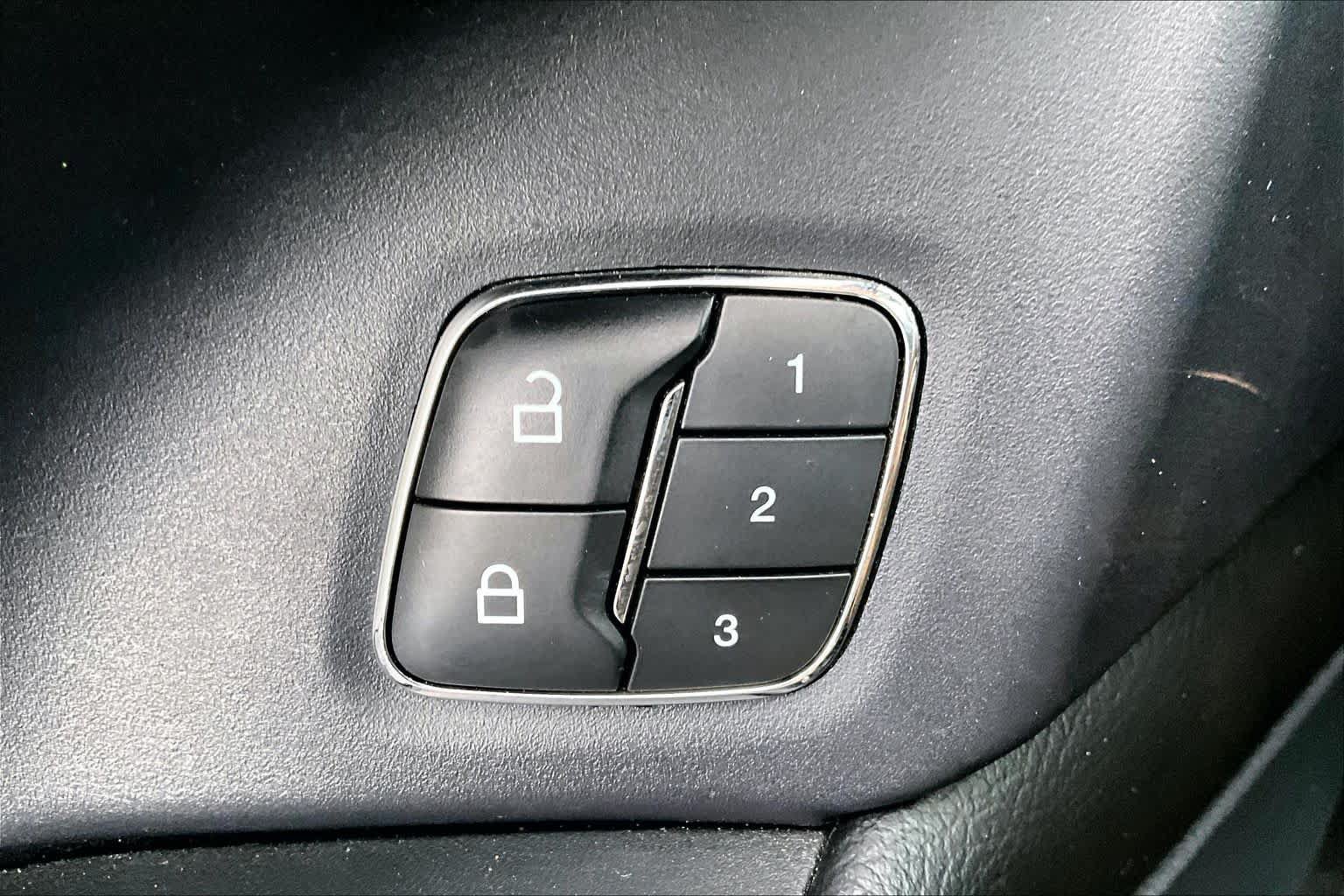 Used 2019 Ford Expedition XLT w/ Equipment Group 202A AWD/4WD image 34