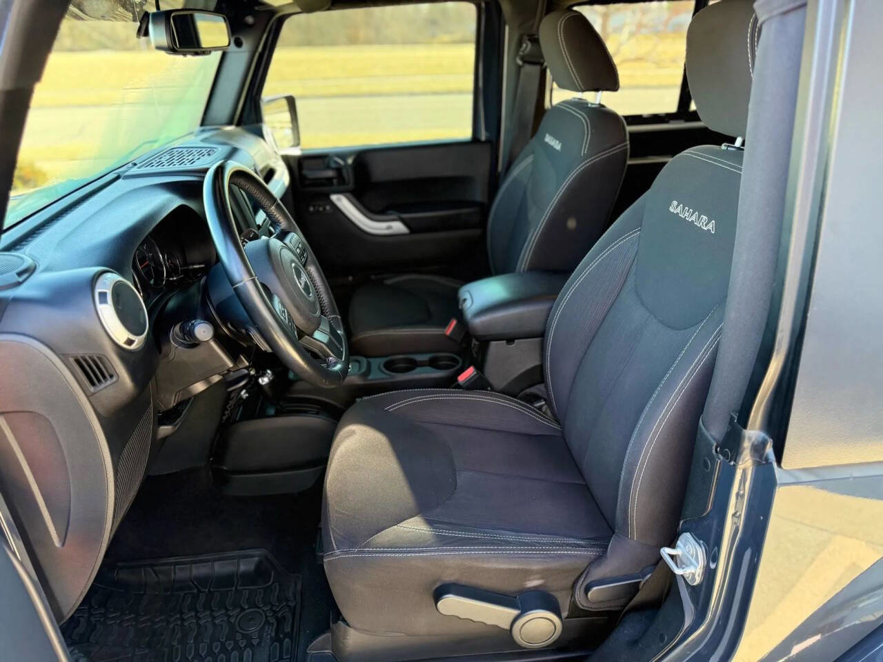 Used 2017 Jeep Wrangler Sahara w/ Connectivity Group image 11