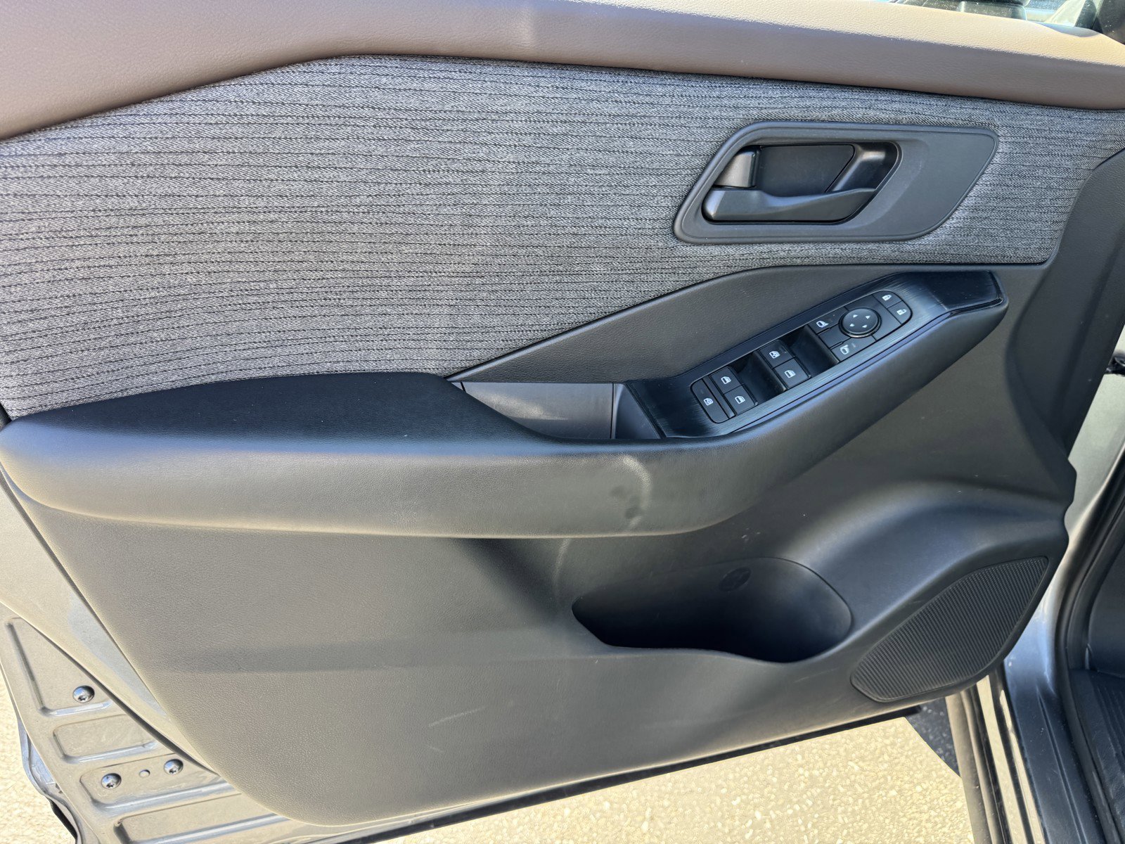 Used 2023 Nissan Rogue S image 17