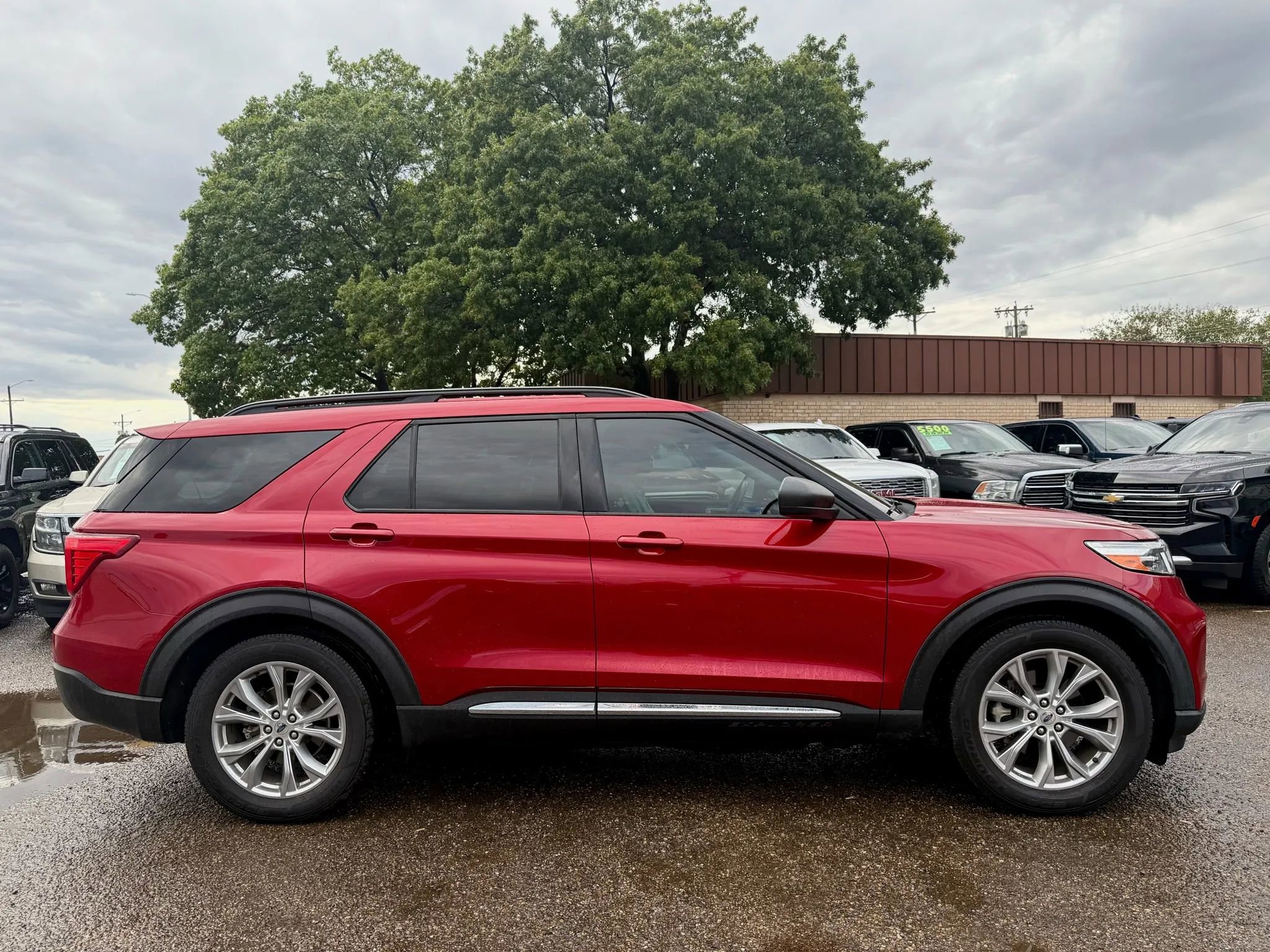 Used 2020 Ford Explorer XLT w/ Equipment Group 202A image 4