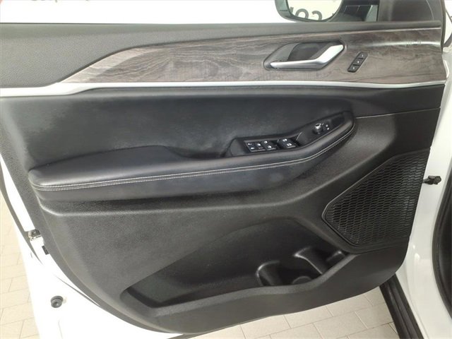 Used 2023 Jeep Grand Cherokee Limited image 9