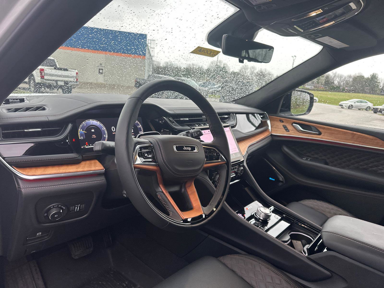 Used 2025 Jeep Grand Cherokee Summit image 7