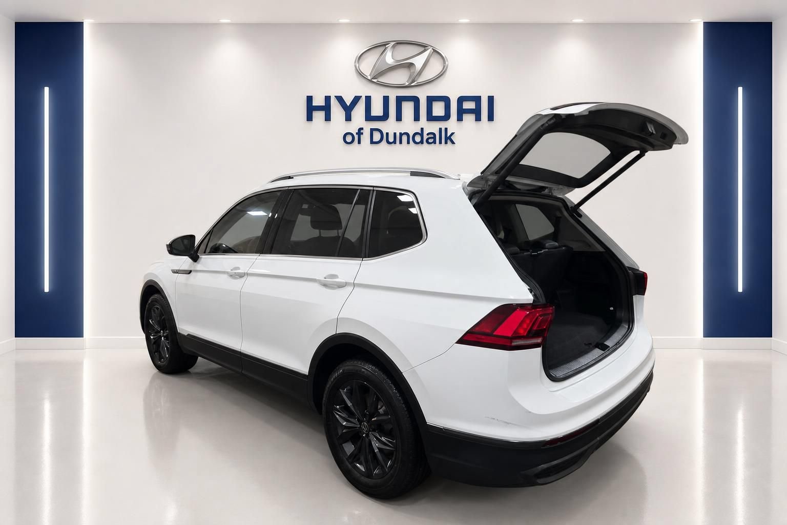 Used 2024 Volkswagen Tiguan SE FWD image 2