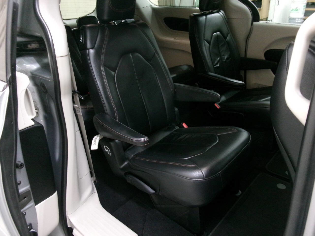 Used 2017 Chrysler Pacifica Touring-L image 23