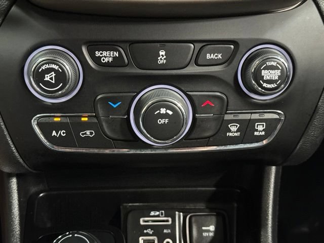Used 2018 Jeep Cherokee Latitude w/ Safety Group AWD/4WD image 17