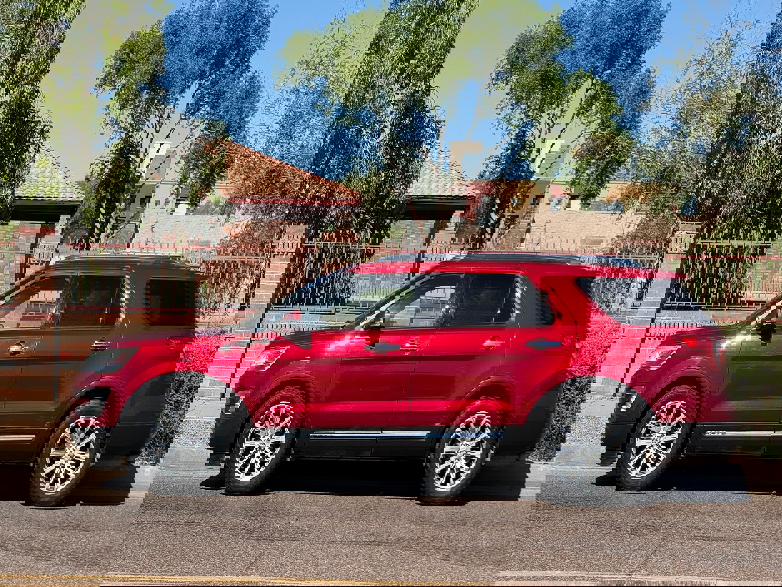 Used 2017 Ford Explorer Limited image 3