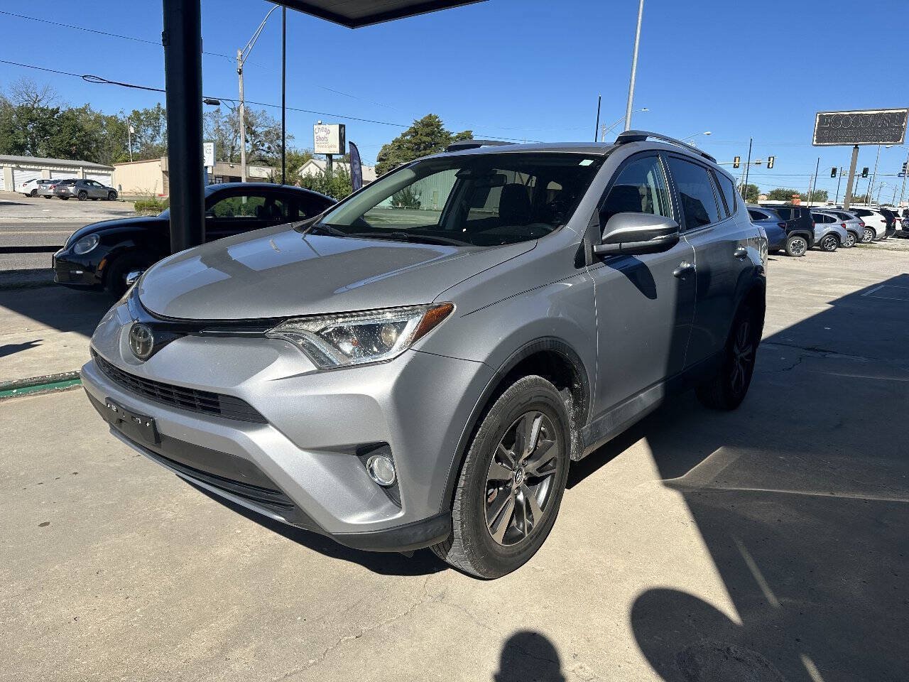 Used 2018 Toyota RAV4 XLE w/ Plus Extra Value Package AWD/4WD image 4
