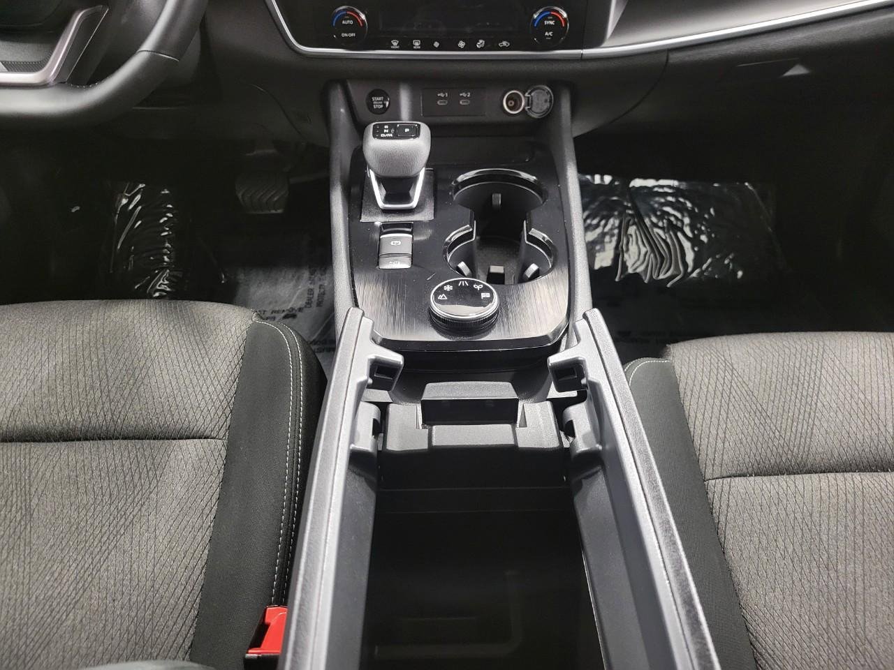 Used 2025 Nissan Rogue SV image 18