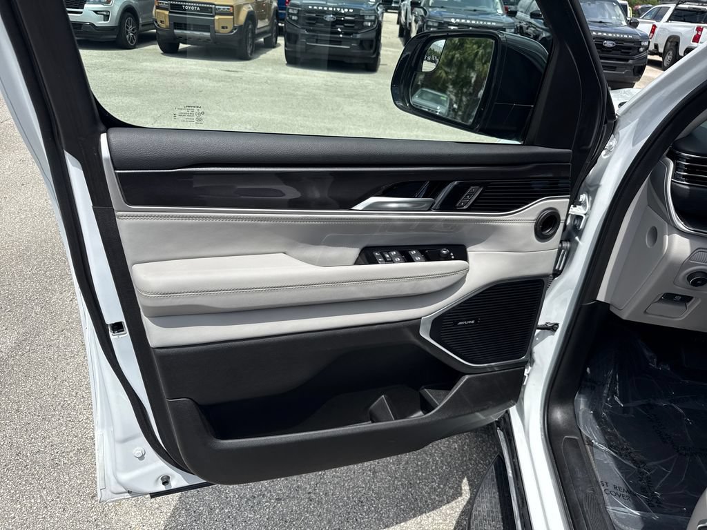 Used 2024 Jeep Wagoneer 4WD image 13