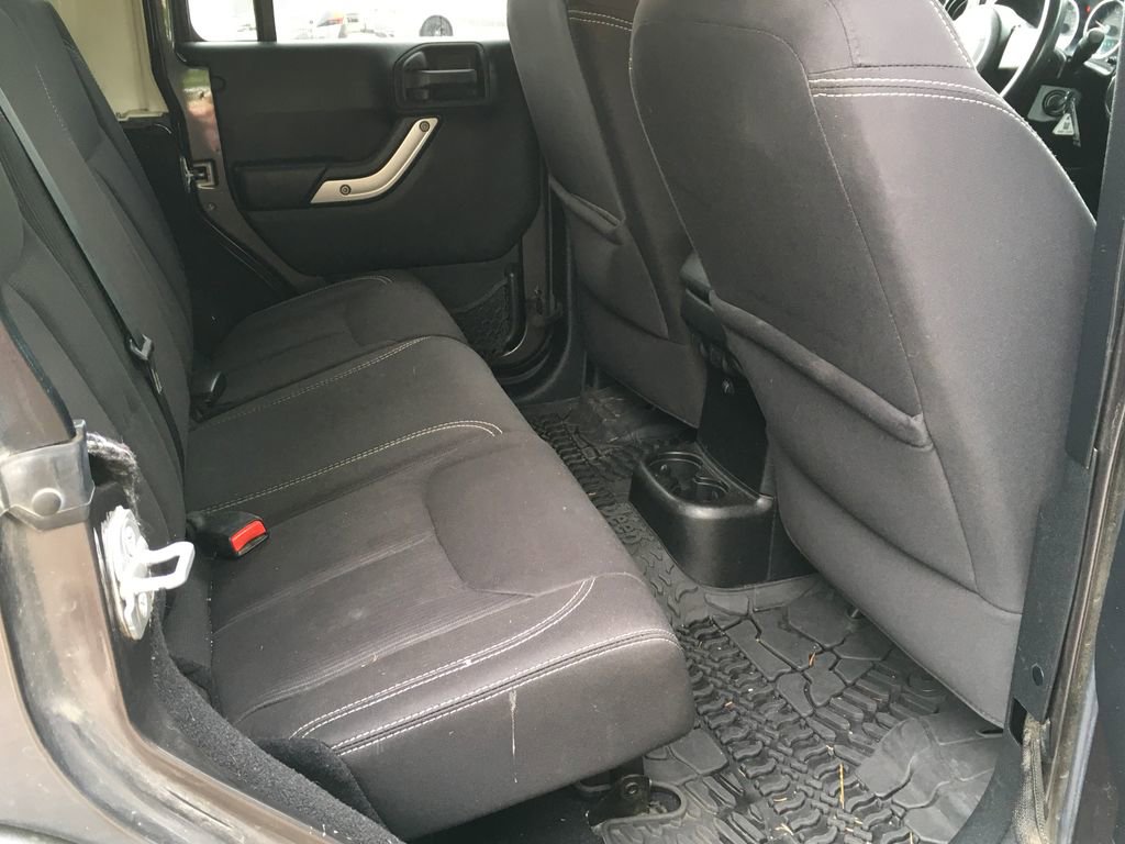 Used 2014 Jeep Wrangler Unlimited Rubicon w/ Connectivity Group AWD/4WD image 8