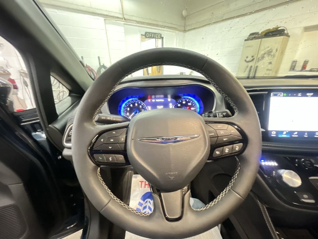 Used 2025 Chrysler Pacifica Limited FWD image 14