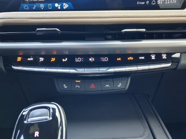 Used 2024 Cadillac XT4 Luxury w/ Cold Weather Package FWD image 21