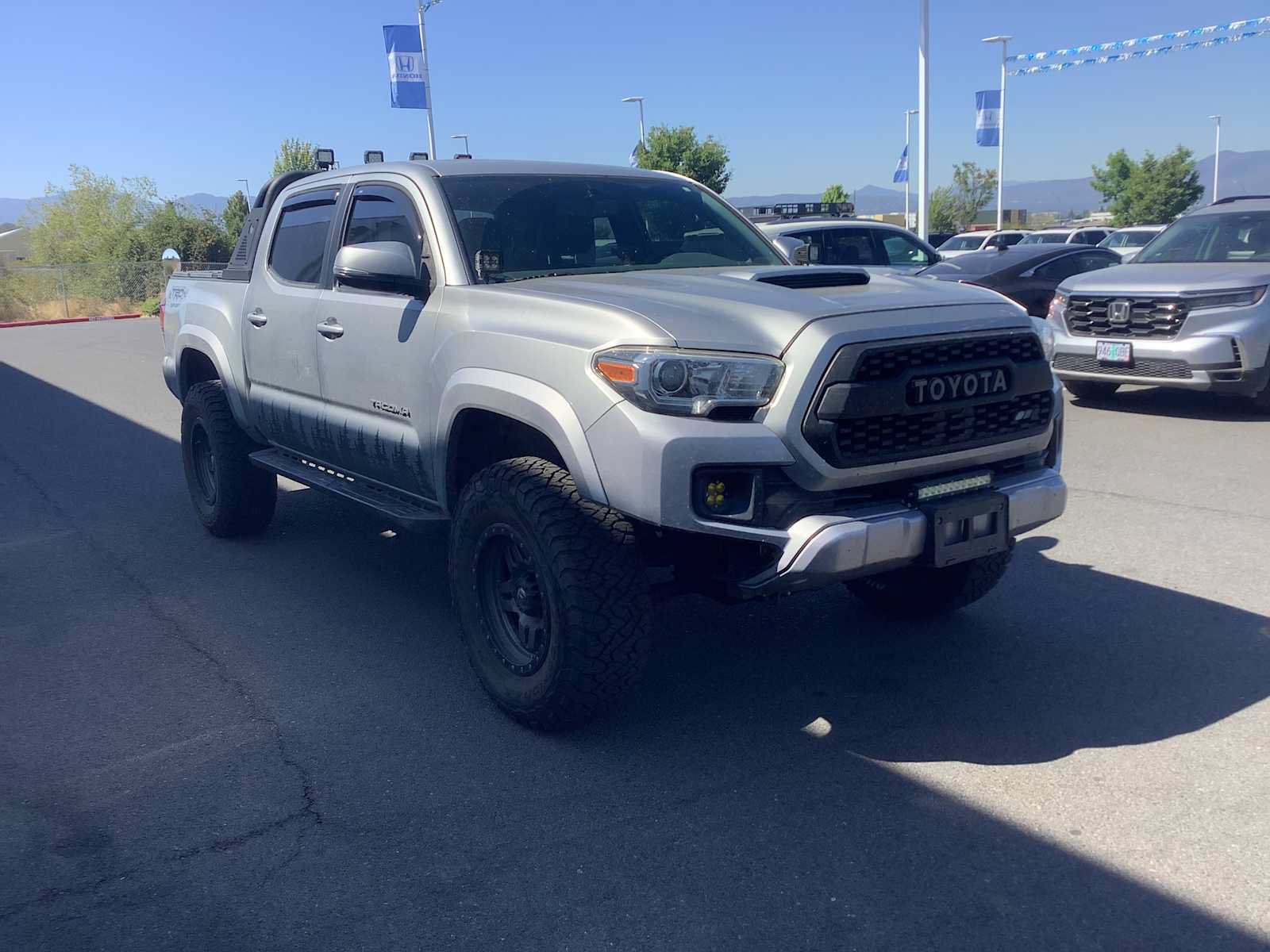 Used 2016 Toyota Tacoma TRD Sport AWD/4WD image 7