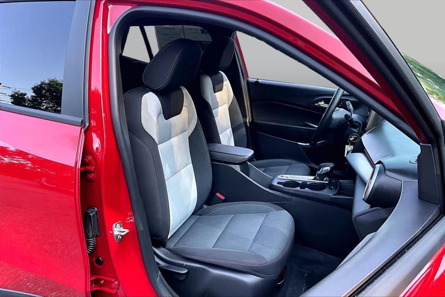 Used 2026 Chevrolet Trax RS FWD image 8