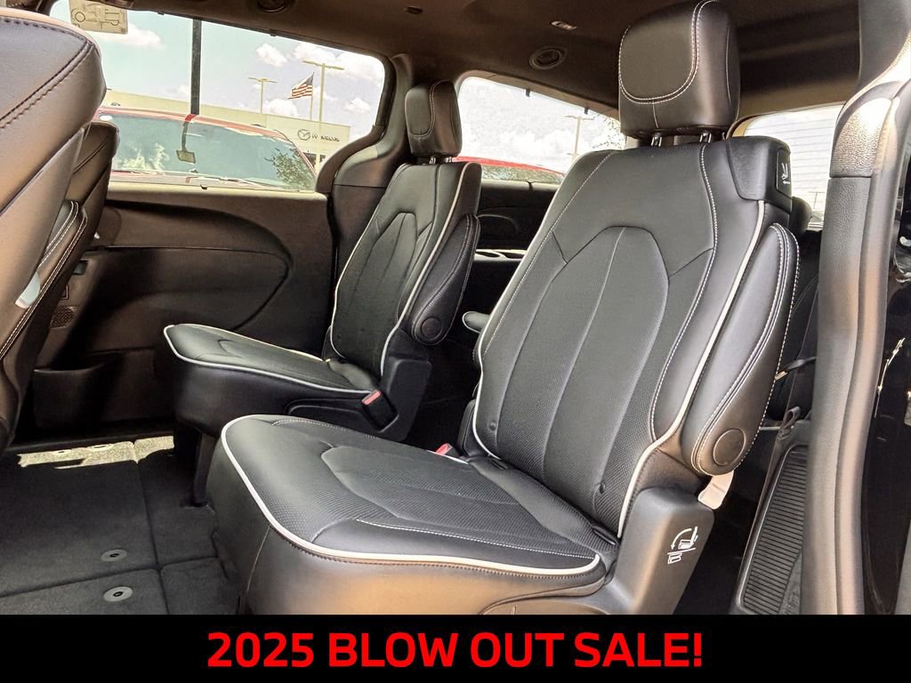 New 2025 Chrysler Pacifica Limited w/ Uconnect Theater Family Group FWD image 23