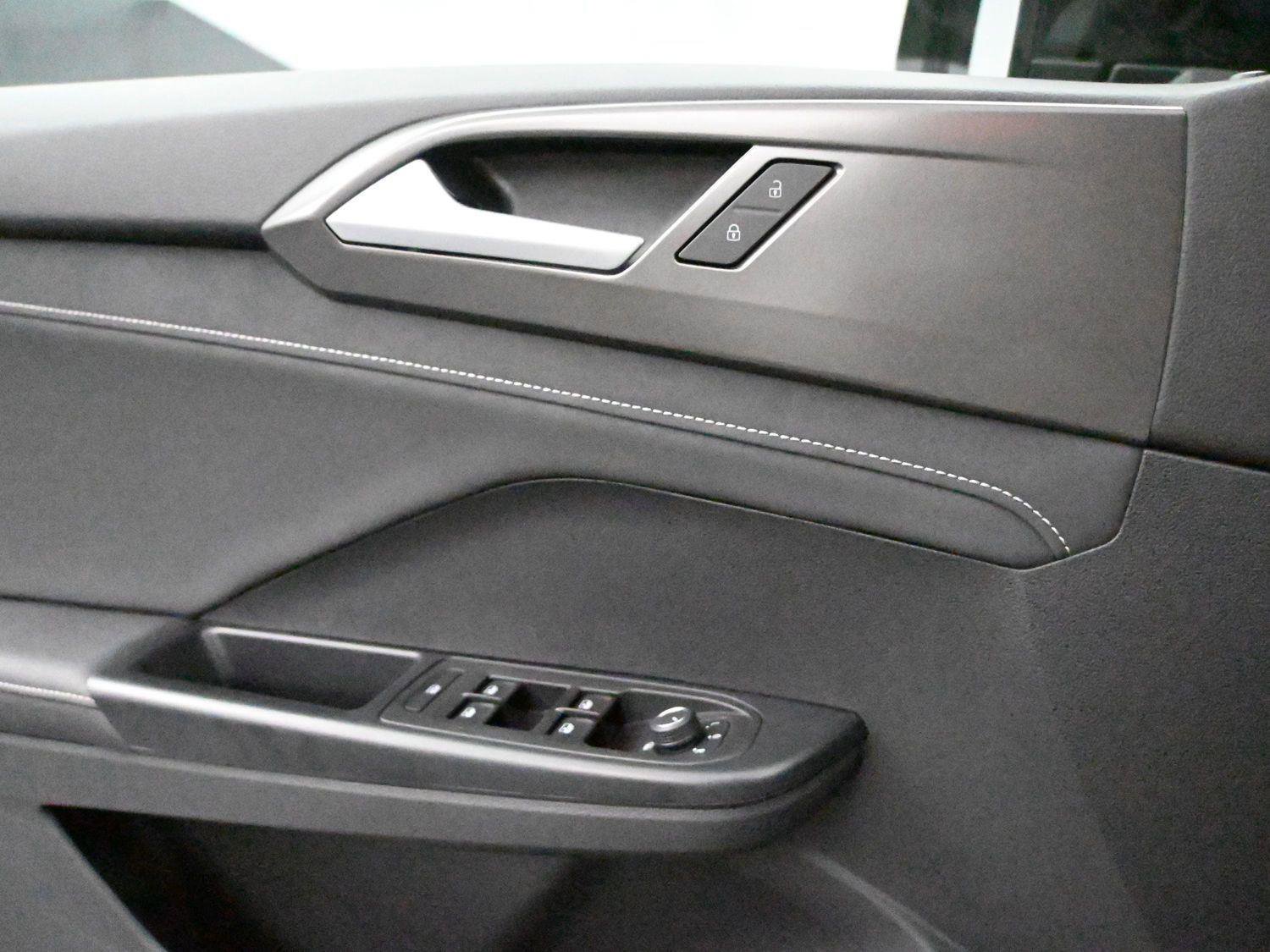 Certified 2025 Volkswagen Taos SE AWD/4WD image 6