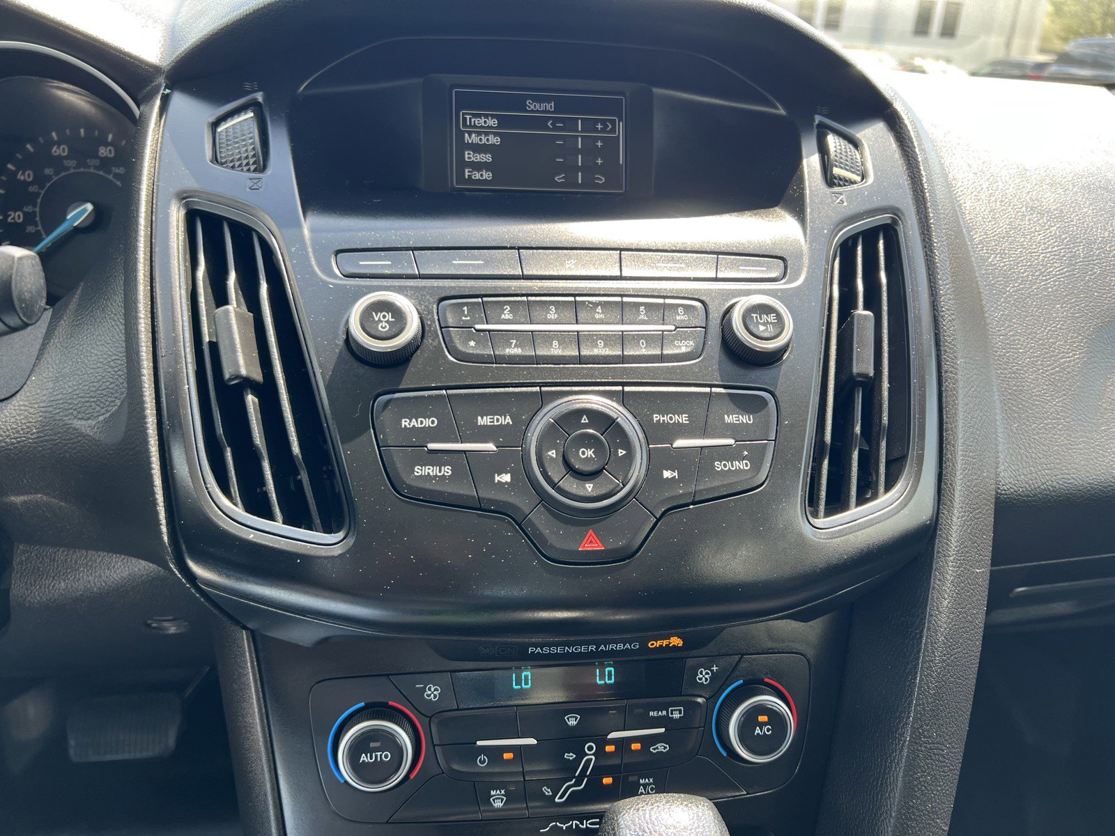 Used 2018 Ford Focus SE w/ SE Appearance Package image 17