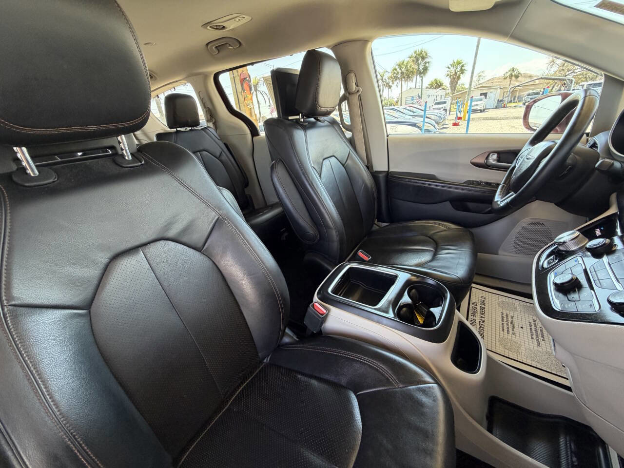 Used 2017 Chrysler Pacifica Touring-L Plus FWD image 11