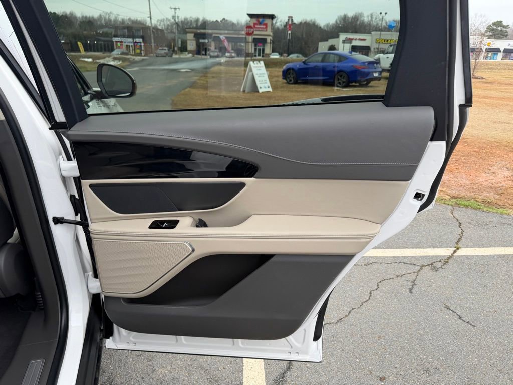 Used 2025 Lincoln Nautilus Premier image 35