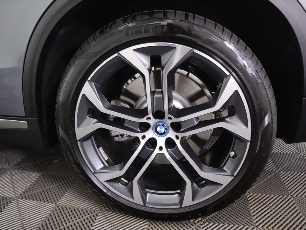 Used 2025 BMW X5 xDrive50e w/ Parking Assistance Package AWD/4WD image 32